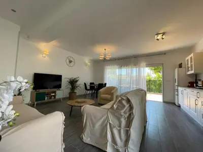 Télévision ou salle de divertissement dans l'établissement 2 pièces en RDJardin avec 2 grands Terrasses