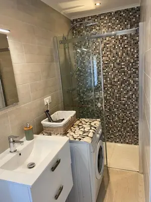 Salle de bains dans l'établissement 2 pièces en RDJardin avec 2 grands Terrasses