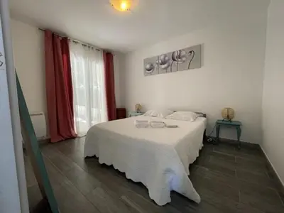 Un ou plusieurs lits dans un hébergement de l'établissement 2 pièces en RDJardin avec 2 grands Terrasses