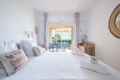 Un ou plusieurs lits dans un hébergement de l'établissement RARE ! Superbe 3 pièces avec jardin face à la mer