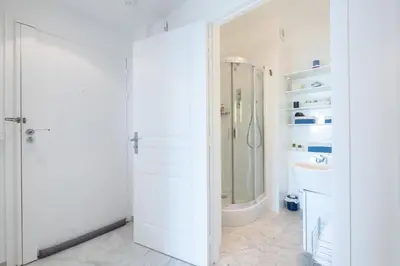 Salle de bains dans l'établissement RARE ! Superbe 3 pièces avec jardin face à la mer