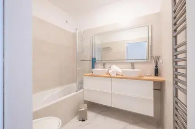 Salle de bains dans l'établissement RARE ! Superbe 3 pièces avec jardin face à la mer