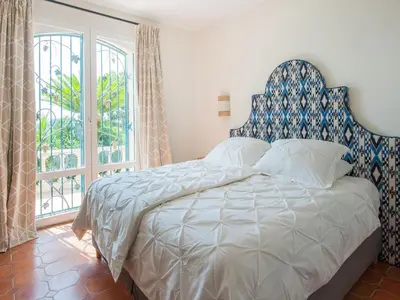 Un ou plusieurs lits dans un hébergement de l'établissement Sea View Villa with Pool