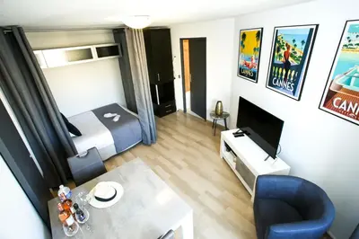 Télévision ou salle de divertissement dans l'établissement Cannes Studio Centre GAMBETTA