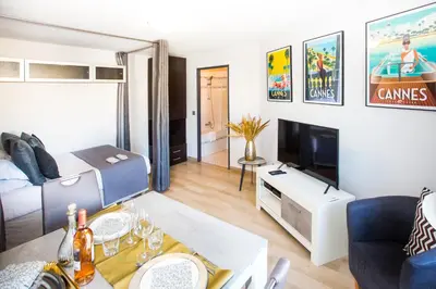 Télévision ou salle de divertissement dans l'établissement Cannes Studio Centre GAMBETTA