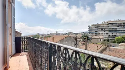 Balcon ou terrasse dans l'établissement Superbe appartement vue dégagée sur des jardins