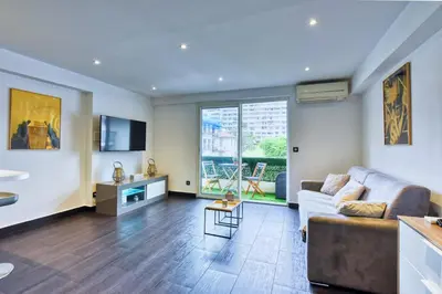 Coin salon dans l'établissement LE VENITIA studio raffiné avec balcon mignon, pour votre séjour à deux