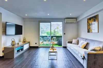 Télévision ou salle de divertissement dans l'établissement LE VENITIA studio raffiné avec balcon mignon, pour votre séjour à deux