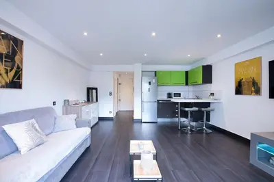 Télévision ou salle de divertissement dans l'établissement LE VENITIA studio raffiné avec balcon mignon, pour votre séjour à deux