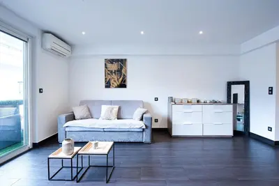 Coin salon dans l'établissement LE VENITIA studio raffiné avec balcon mignon, pour votre séjour à deux