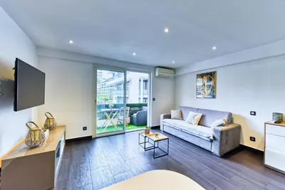 Télévision ou salle de divertissement dans l'établissement LE VENITIA studio raffiné avec balcon mignon, pour votre séjour à deux