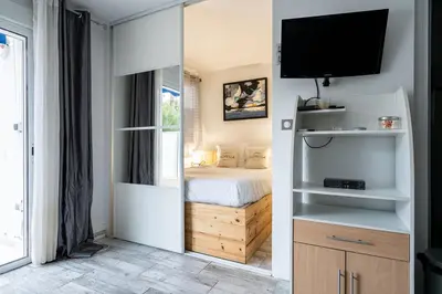 Télévision ou salle de divertissement dans l'établissement LE ROYAL Studio adorable avec terrasse, parfait pour les couples et à deux pas de la Croisette