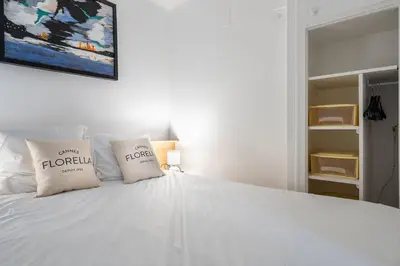 Un ou plusieurs lits dans un hébergement de l'établissement LE ROYAL Studio adorable avec terrasse, parfait pour les couples et à deux pas de la Croisette