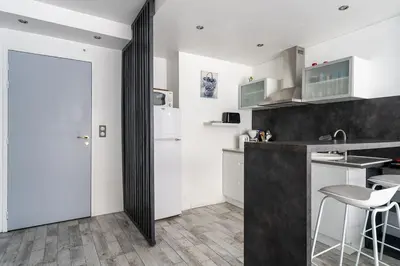 Cuisine ou kitchenette dans l'établissement LE ROYAL Studio adorable avec terrasse, parfait pour les couples et à deux pas de la Croisette