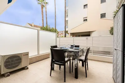 Balcon ou terrasse dans l'établissement LE ROYAL Studio adorable avec terrasse, parfait pour les couples et à deux pas de la Croisette