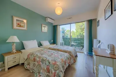Un ou plusieurs lits dans un hébergement de l'établissement LE CARDIFF avec grand balcon, piscine et parking, un fabuleux appartement familial en basse Californie