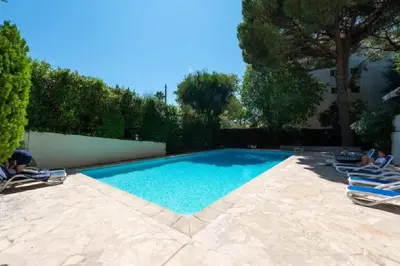 Piscine de l'établissement LE CARDIFF avec grand balcon, piscine et parking, un fabuleux appartement familial en basse Californie ou située à proximité