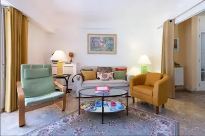 Coin salon dans l'établissement LE CARDIFF avec grand balcon, piscine et parking, un fabuleux appartement familial en basse Californie