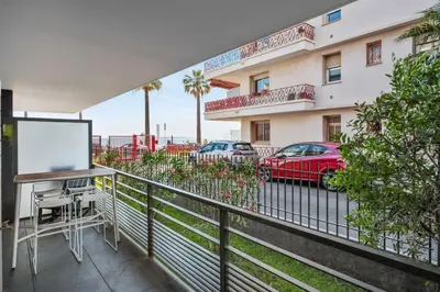 Balcon ou terrasse dans l'établissement LE BAY SIDE plein cœur de Juan les Pins en bord de mer, pour familles ou petits groupes
