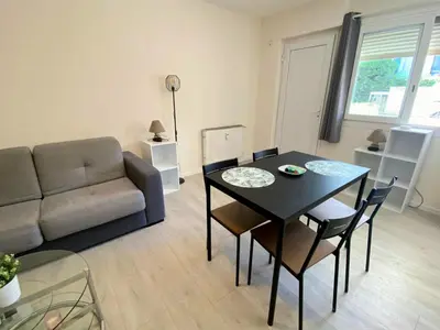 Coin salon dans l'établissement BEL AIR - Studio, Proche centre, WIFI, Climatisation