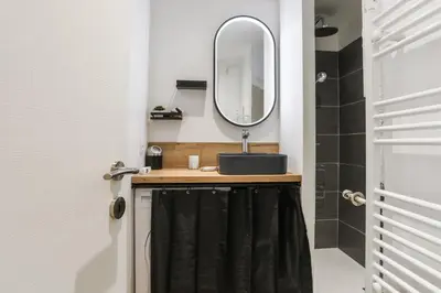 Salle de bains dans l'établissement Superbe appartement avec terrasse et parking - Antibes - Welkeys