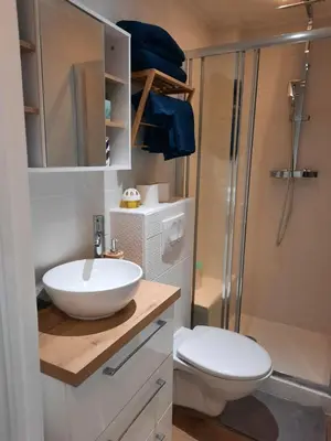 Salle de bains dans l'établissement T2 neuf, balcon, centre Cannes, 15 min du Palais