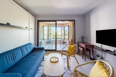 Télévision ou salle de divertissement dans l'établissement Beau Studio Véranda à deux pas de la mer - parking inclus