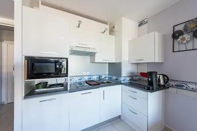 Cuisine ou kitchenette dans l'établissement Beau Studio Véranda à deux pas de la mer - parking inclus