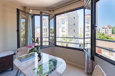 Balcon ou terrasse dans l'établissement Beau Studio Véranda à deux pas de la mer - parking inclus