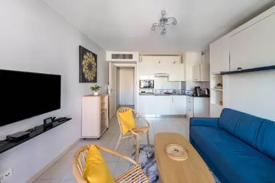 Cuisine ou kitchenette dans l'établissement Beau Studio Véranda à deux pas de la mer - parking inclus