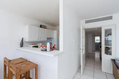 Cuisine ou kitchenette dans l'établissement Bright two bedroomed apartment on the beach in Cannes with huge terrace with fabulous sea views - 2001