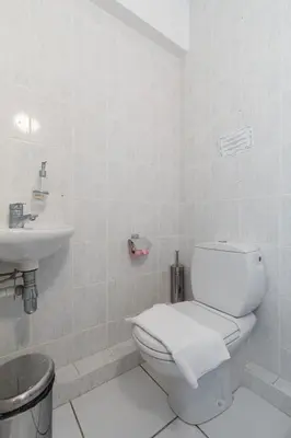Salle de bains dans l'établissement Bright two bedroomed apartment on the beach in Cannes with huge terrace with fabulous sea views - 2001
