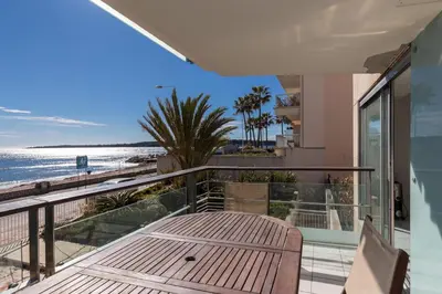 Balcon ou terrasse dans l'établissement Bright two bedroomed apartment on the beach in Cannes with huge terrace with fabulous sea views - 2001