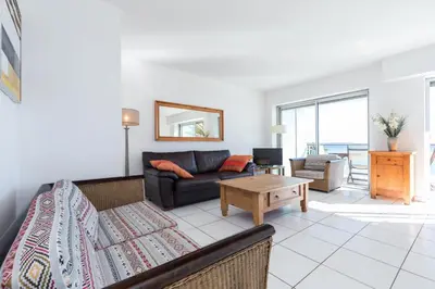 Coin salon dans l'établissement Bright two bedroomed apartment on the beach in Cannes with huge terrace with fabulous sea views - 2001