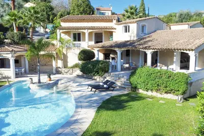 Piscine de l'établissement SERRENDY PETIT BIJOU 330M2 Piscine & jacuzzi à 10 min des plages ! ou située à proximité