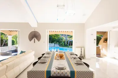 Piscine de l'établissement SERRENDY PETIT BIJOU 330M2 Piscine & jacuzzi à 10 min des plages ! ou située à proximité