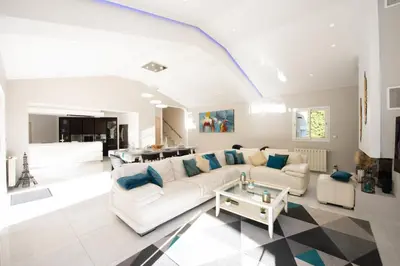 Coin salon dans l'établissement SERRENDY PETIT BIJOU 330M2 Piscine & jacuzzi à 10 min des plages !