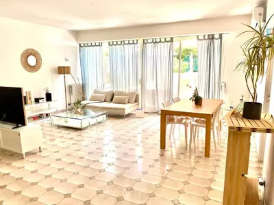 Coin salon dans l'établissement Appartement 3P 88 m2 terrasse et jardin à 20 metres de la plage