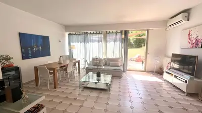 Télévision ou salle de divertissement dans l'établissement Appartement 3P 88 m2 terrasse et jardin à 20 metres de la plage