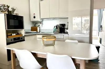 Cuisine ou kitchenette dans l'établissement Le Meissonnier bright apartment with terrace