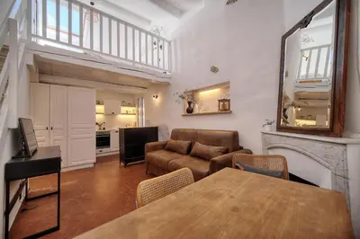 Coin salon dans l'établissement IMMOGROOM - Cosy - Duplex Rénové - Proche des plages