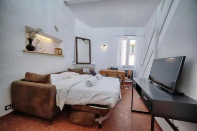 Télévision ou salle de divertissement dans l'établissement IMMOGROOM - Cosy - Duplex Rénové - Proche des plages