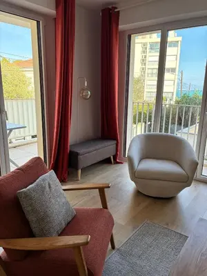 Coin salon dans l'établissement Magnifique appartement climatisé de 87m², à 100m de la plage