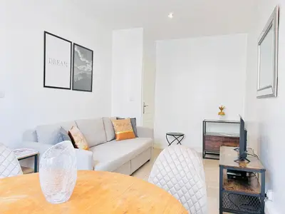 Coin salon dans l'établissement 2 Bedroom flat Cannes Center La Croisette Banane