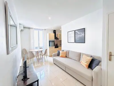 Télévision ou salle de divertissement dans l'établissement 2 Bedroom flat Cannes Center La Croisette Banane