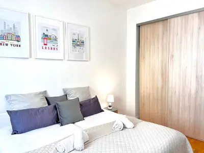 Un ou plusieurs lits dans un hébergement de l'établissement 2 Bedroom flat Cannes Center La Croisette Banane