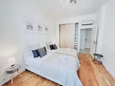 Un ou plusieurs lits dans un hébergement de l'établissement 2 Bedroom flat Cannes Center La Croisette Banane