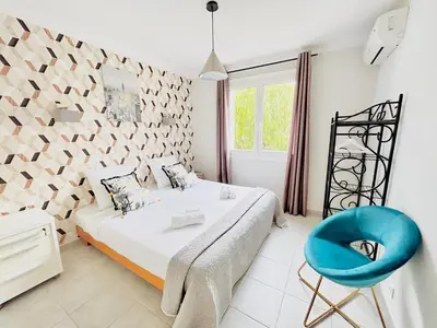 Un ou plusieurs lits dans un hébergement de l'établissement 2 bedroom luxury flat with Balcony Cannes Center