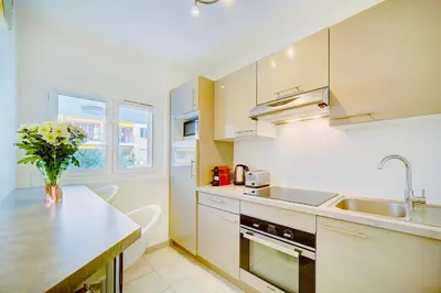 Cuisine ou kitchenette dans l'établissement 2 bedroom luxury flat with Balcony Cannes Center
