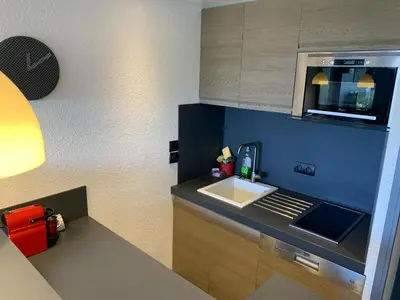 Cuisine ou kitchenette dans l'établissement Antibes Secured Parc Velusine with private parking, Terrace, Pools and Tennis courts.